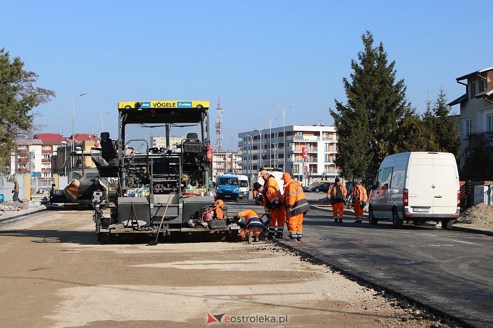 Na Goworowskiej kładą asfalt [25.03.2022] - zdjęcie #44 - eOstroleka.pl