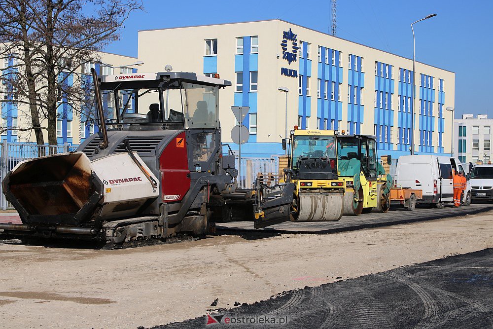 Na Goworowskiej kładą asfalt [25.03.2022] - zdjęcie #10 - eOstroleka.pl
