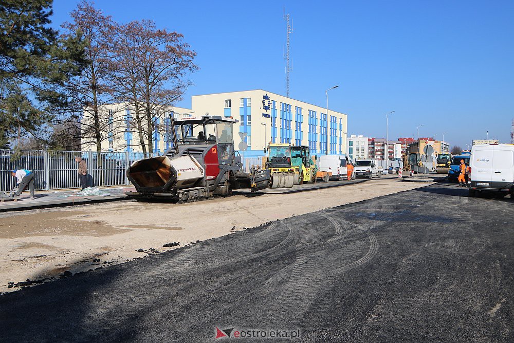 Na Goworowskiej kładą asfalt [25.03.2022] - zdjęcie #46 - eOstroleka.pl