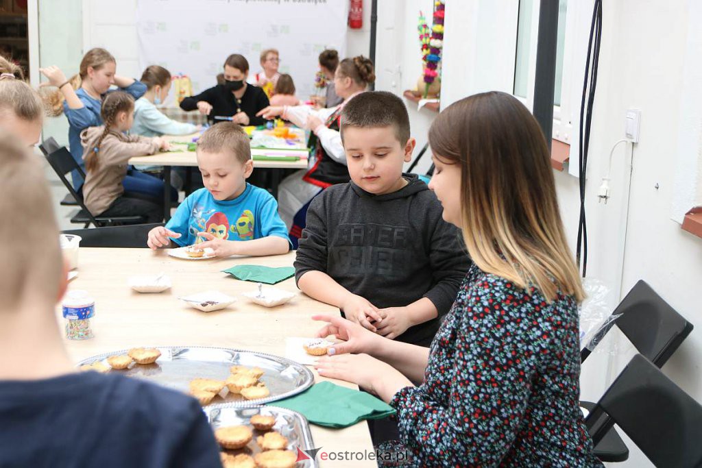 „Ido Śwenta Źelgejnocy” – rodzinne warsztaty w Muzeum Kultury Kurpiowskiej [27.03.2022] - zdjęcie #36 - eOstroleka.pl