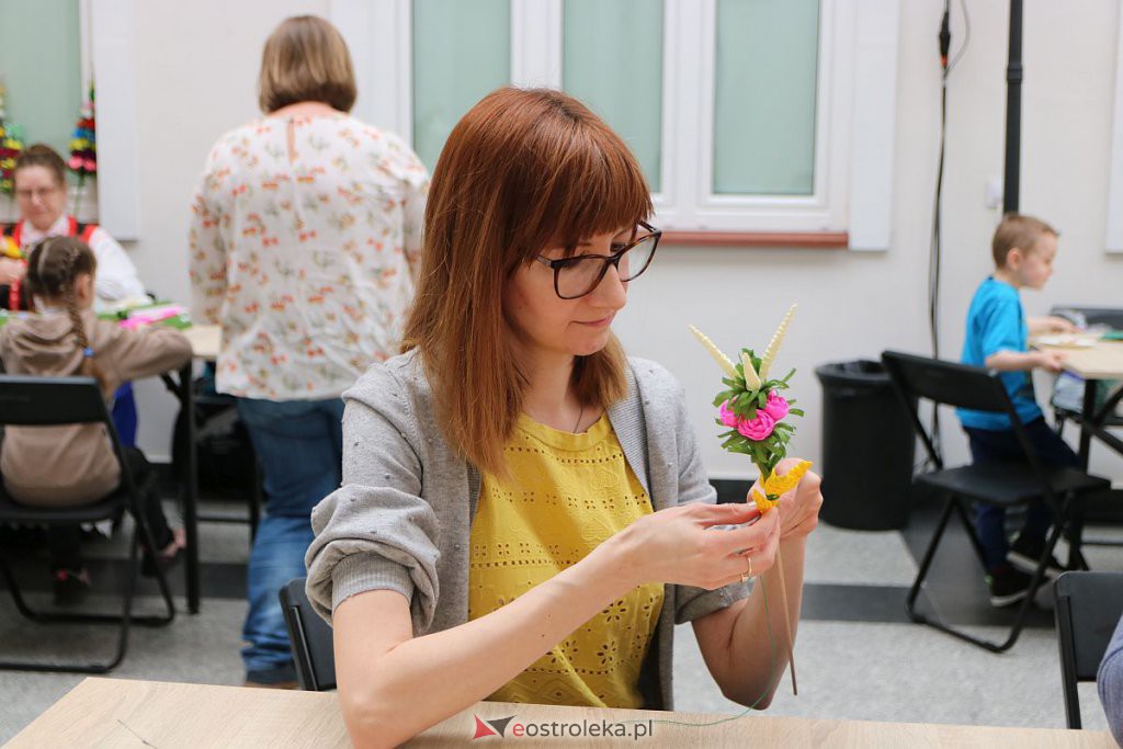 „Ido Śwenta Źelgejnocy” – rodzinne warsztaty w Muzeum Kultury Kurpiowskiej [27.03.2022] - zdjęcie #16 - eOstroleka.pl