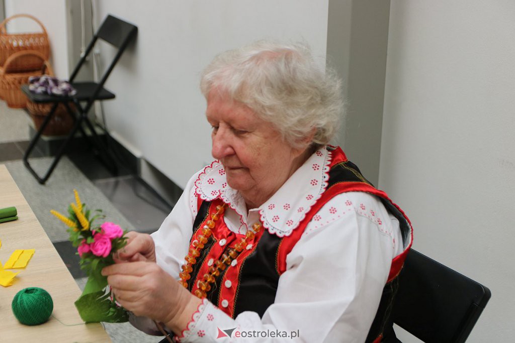 „Ido Śwenta Źelgejnocy” – rodzinne warsztaty w Muzeum Kultury Kurpiowskiej [27.03.2022] - zdjęcie #15 - eOstroleka.pl