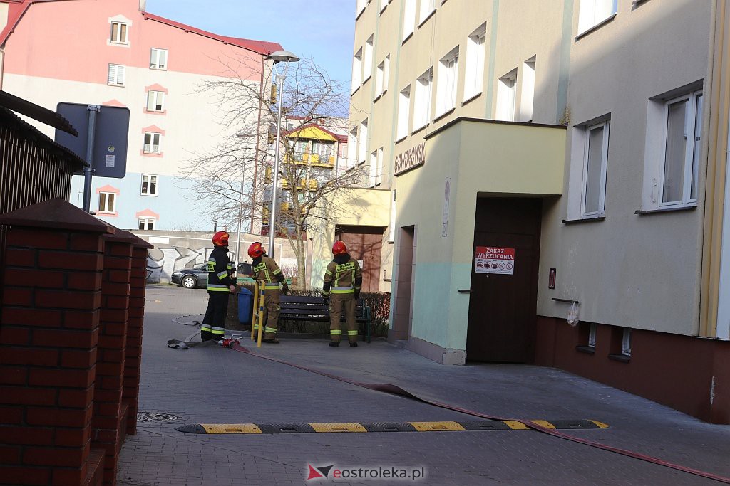 Interwencja straży przy ul. Goworowskiej [27.03.2022] - zdjęcie #4 - eOstroleka.pl