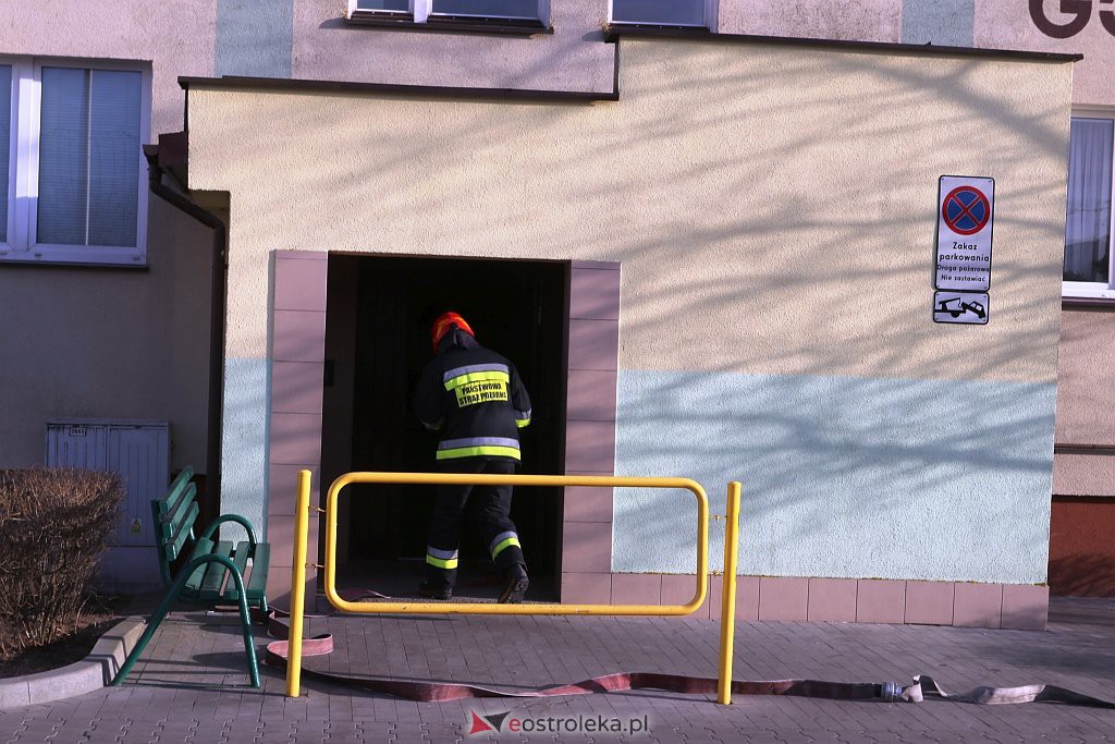 Interwencja straży przy ul. Goworowskiej [27.03.2022] - zdjęcie #5 - eOstroleka.pl