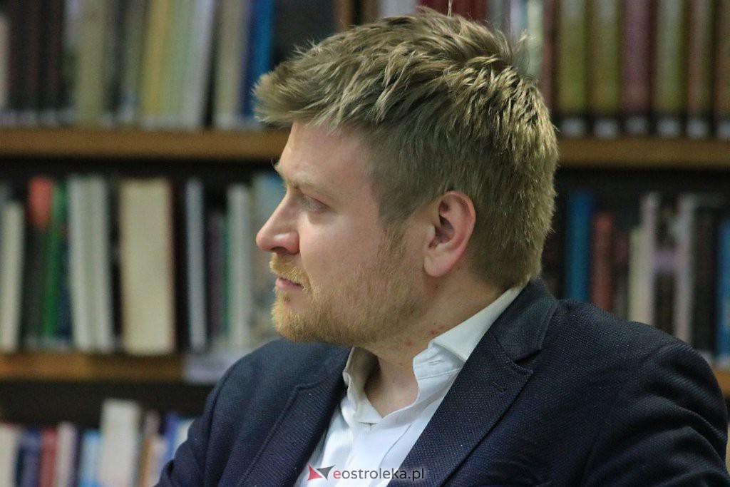 Piotr Mitzner gościem Karola Samsela w ostrołęckiej bibliotece [31.03.2022] - zdjęcie #11 - eOstroleka.pl
