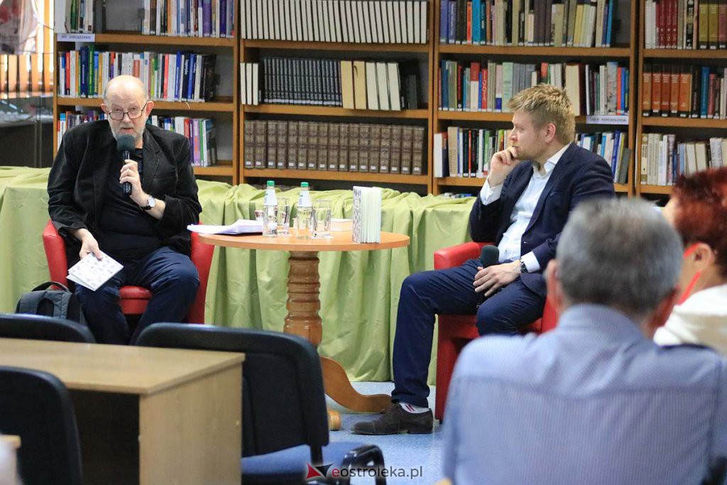 Piotr Mitzner gościem Karola Samsela w ostrołęckiej bibliotece [31.03.2022] - zdjęcie #7 - eOstroleka.pl