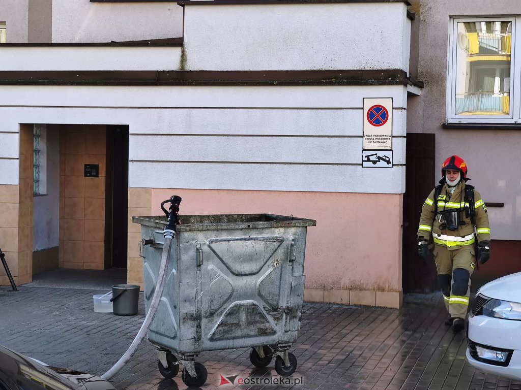 Akcja straży pożarnej przy Goworowskiej [03.04.2022] - zdjęcie #6 - eOstroleka.pl