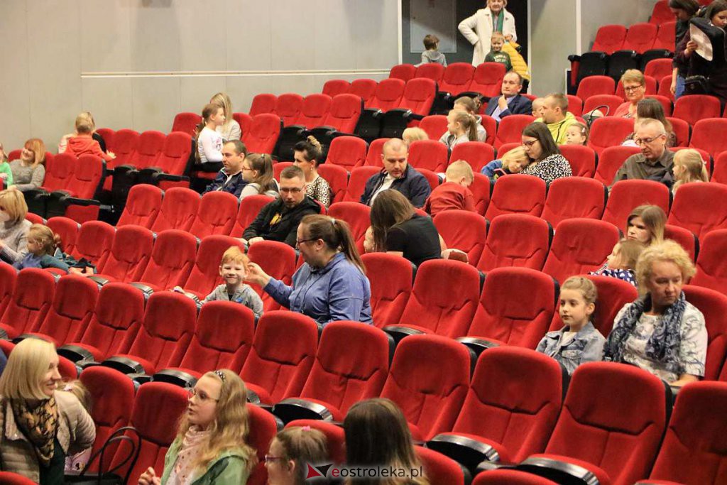 Spektakl o sile rodzicielskiej miłości w OCK [03.04.2022] - zdjęcie #5 - eOstroleka.pl