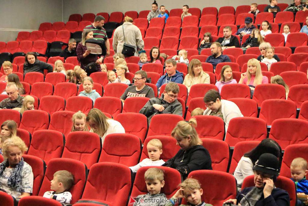 Spektakl o sile rodzicielskiej miłości w OCK [03.04.2022] - zdjęcie #6 - eOstroleka.pl