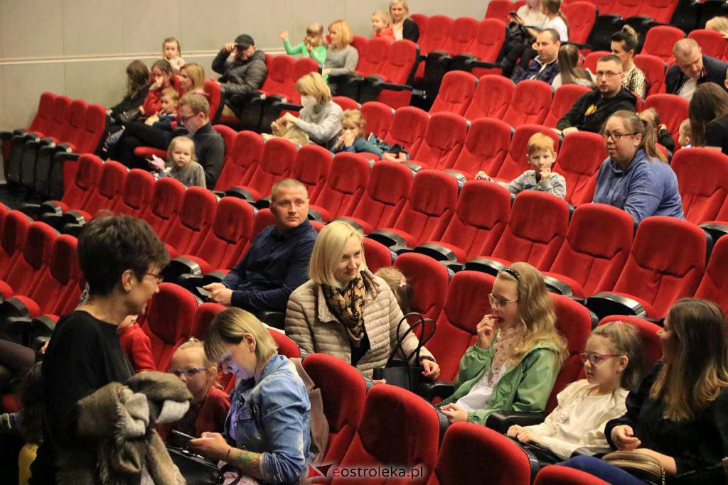 Spektakl o sile rodzicielskiej miłości w OCK [03.04.2022] - zdjęcie #8 - eOstroleka.pl