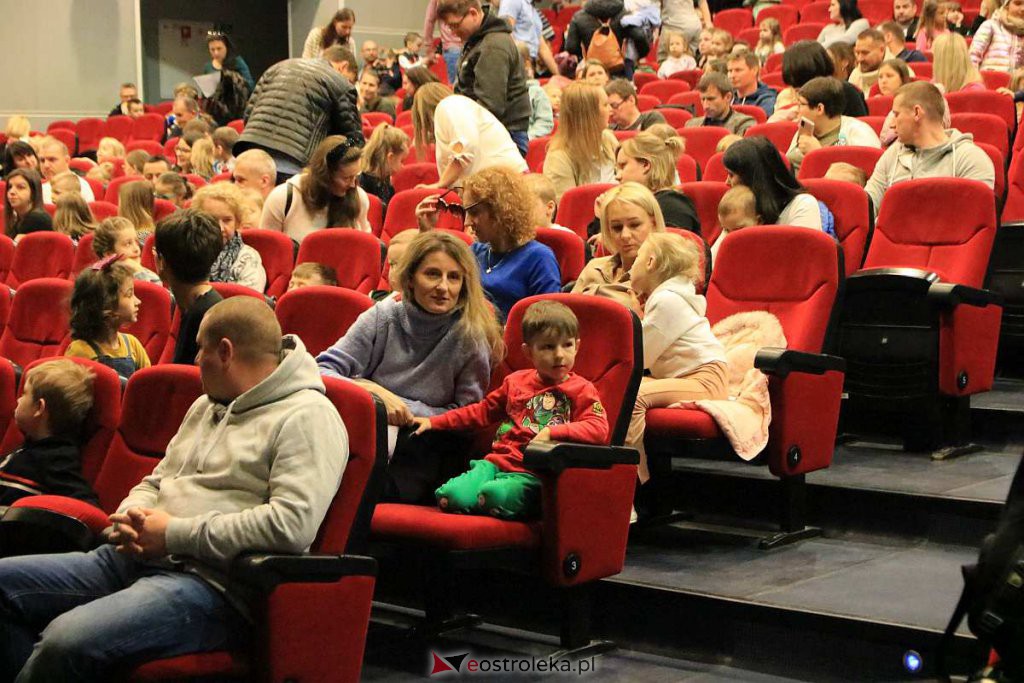 Spektakl o sile rodzicielskiej miłości w OCK [03.04.2022] - zdjęcie #9 - eOstroleka.pl