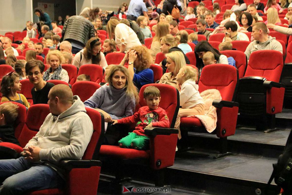 Spektakl o sile rodzicielskiej miłości w OCK [03.04.2022] - zdjęcie #10 - eOstroleka.pl