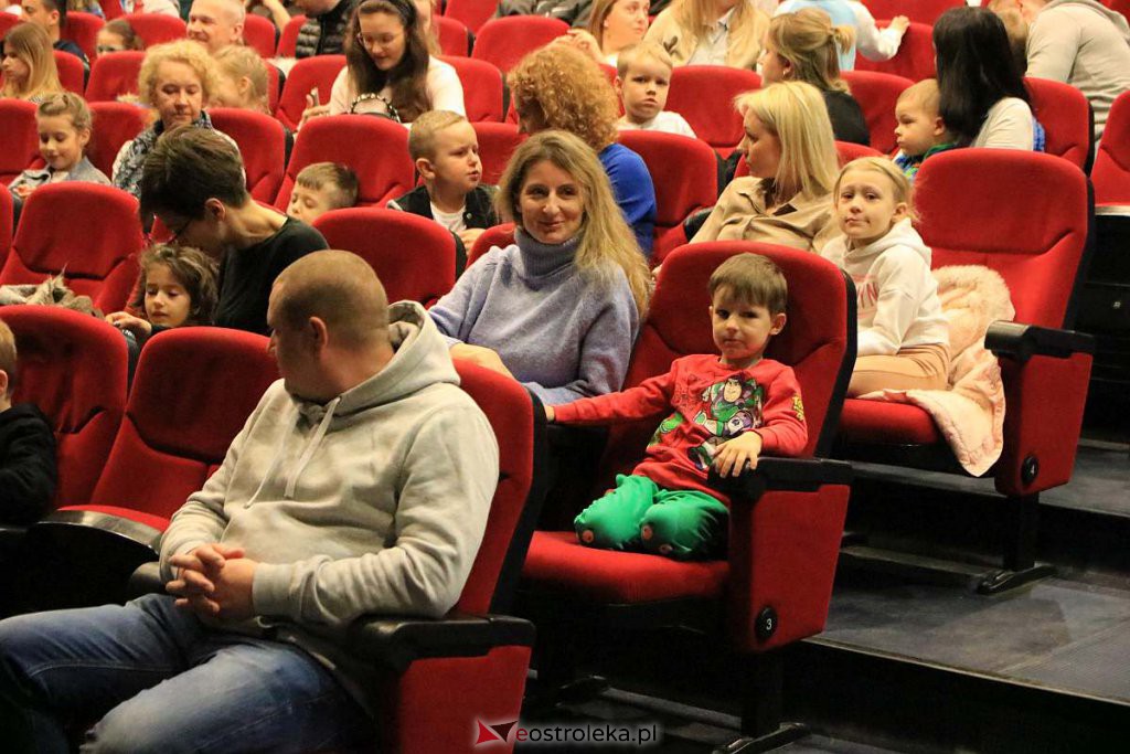 Spektakl o sile rodzicielskiej miłości w OCK [03.04.2022] - zdjęcie #11 - eOstroleka.pl