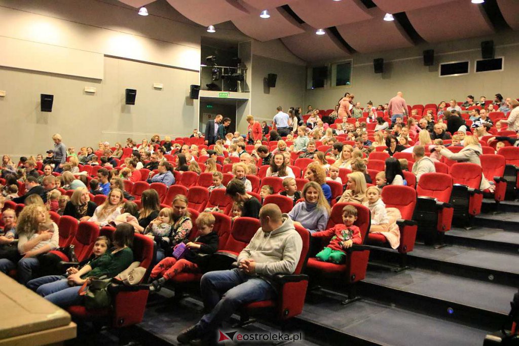 Spektakl o sile rodzicielskiej miłości w OCK [03.04.2022] - zdjęcie #27 - eOstroleka.pl