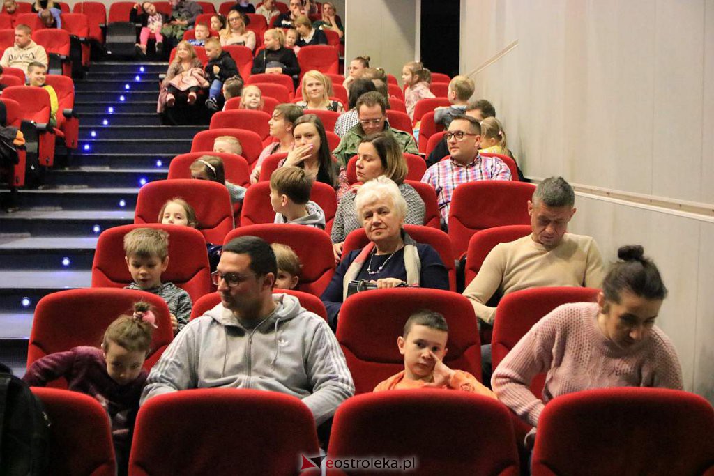 Spektakl o sile rodzicielskiej miłości w OCK [03.04.2022] - zdjęcie #16 - eOstroleka.pl