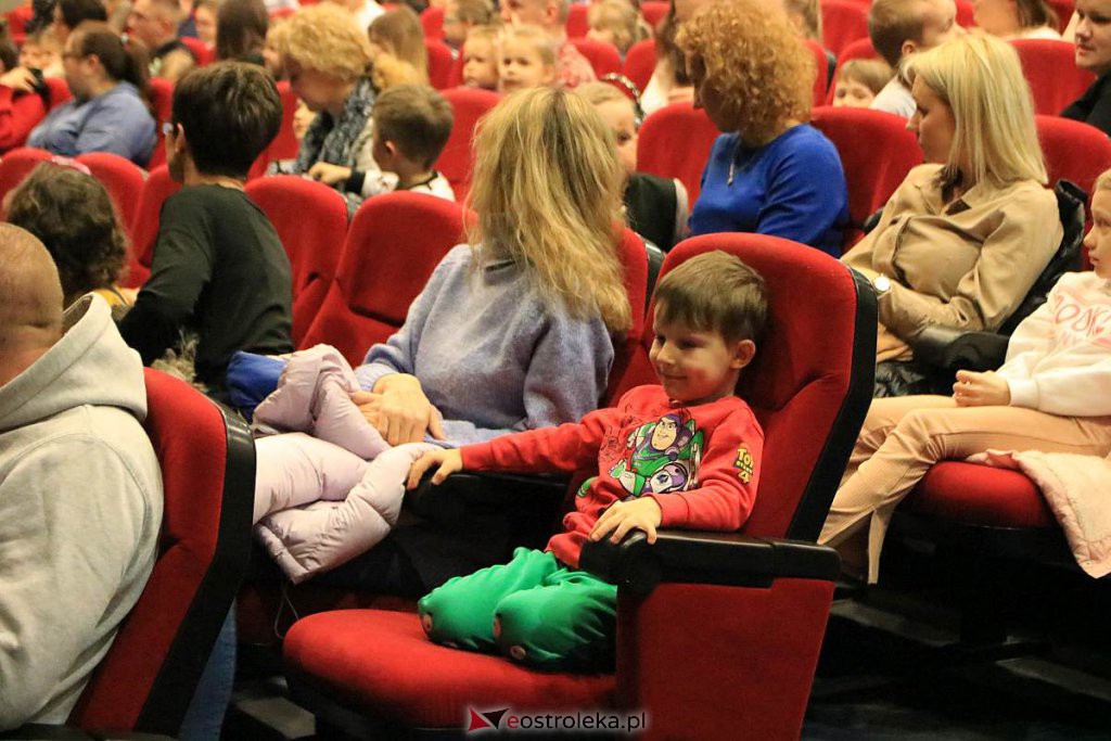 Spektakl o sile rodzicielskiej miłości w OCK [03.04.2022] - zdjęcie #17 - eOstroleka.pl