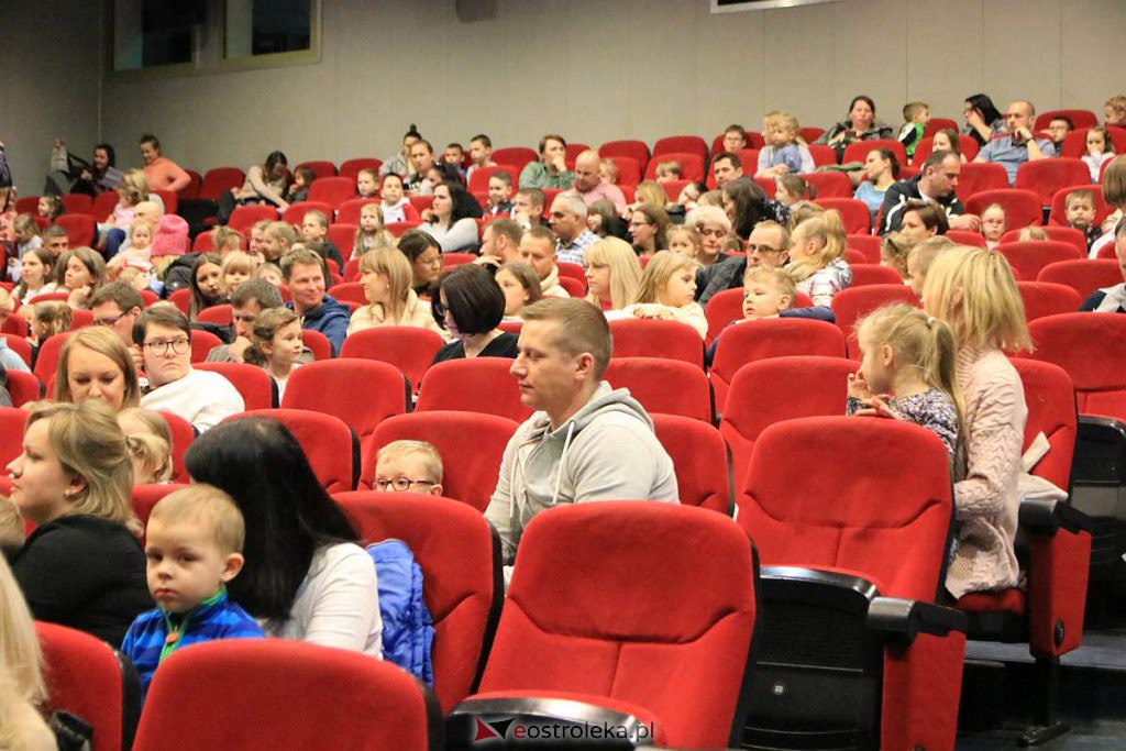 Spektakl o sile rodzicielskiej miłości w OCK [03.04.2022] - zdjęcie #23 - eOstroleka.pl