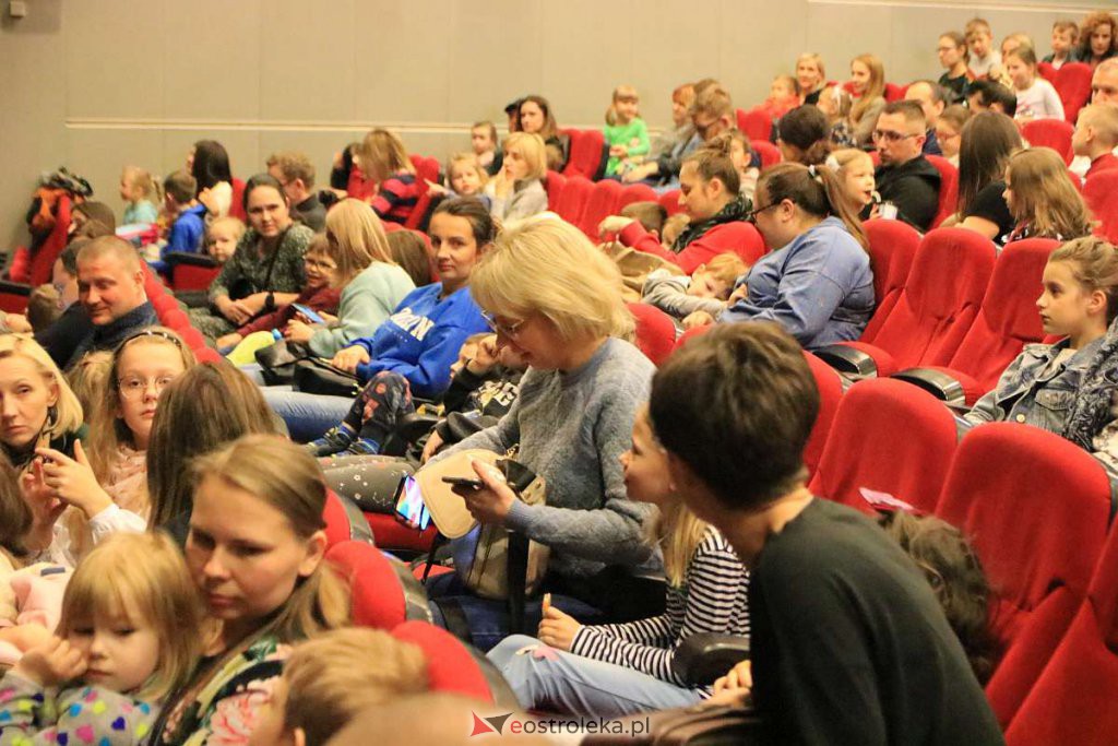 Spektakl o sile rodzicielskiej miłości w OCK [03.04.2022] - zdjęcie #25 - eOstroleka.pl