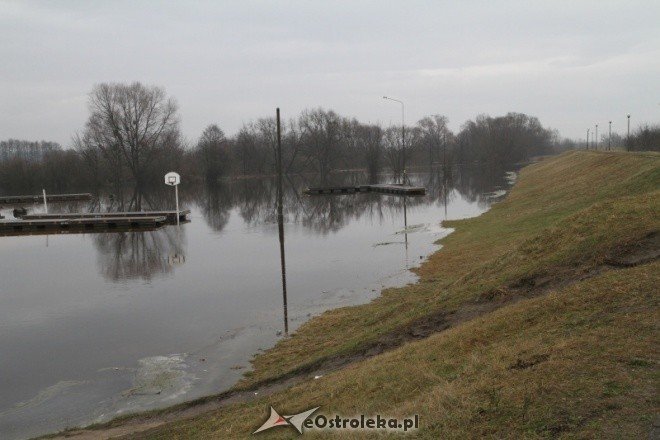 Narew wylewa (11-02-2011) - zdjęcie #10 - eOstroleka.pl