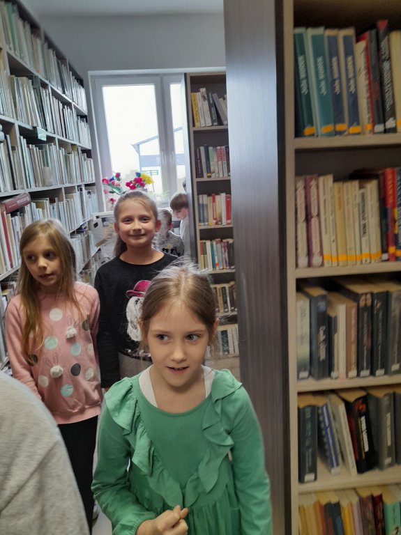 Świetliczaki z wizytą w bibliotece w Rzekuniu - zdjęcie #1 - eOstroleka.pl