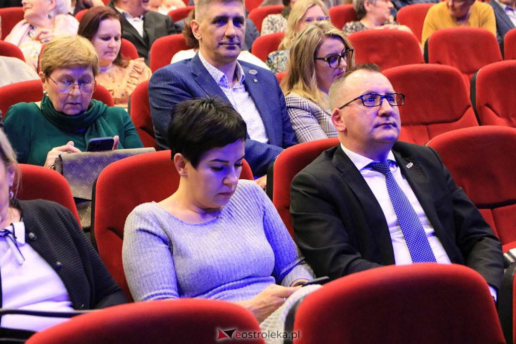 Kabaret Młodych Panów na 20-lecie MOIIB [04.04.2022] - zdjęcie #98 - eOstroleka.pl