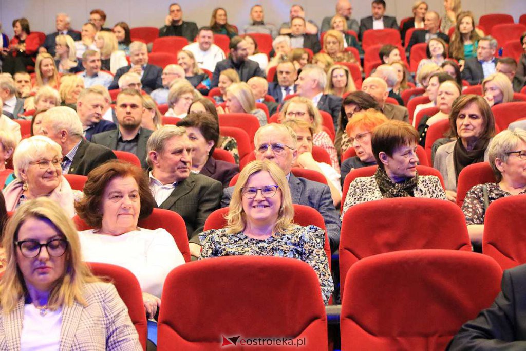 Kabaret Młodych Panów na 20-lecie MOIIB [04.04.2022] - zdjęcie #93 - eOstroleka.pl