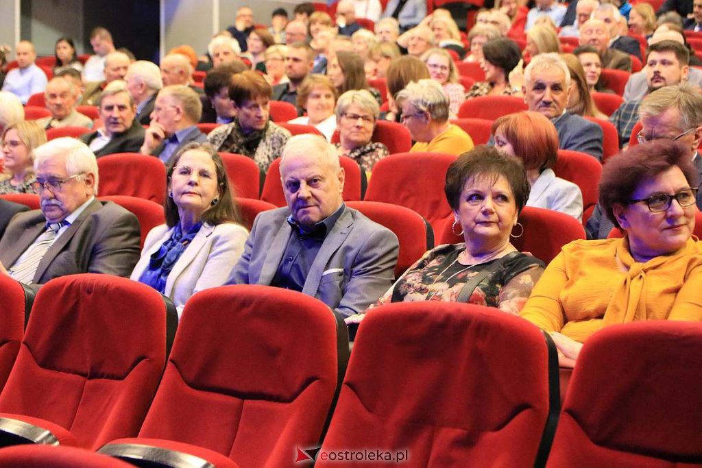 Kabaret Młodych Panów na 20-lecie MOIIB [04.04.2022] - zdjęcie #90 - eOstroleka.pl