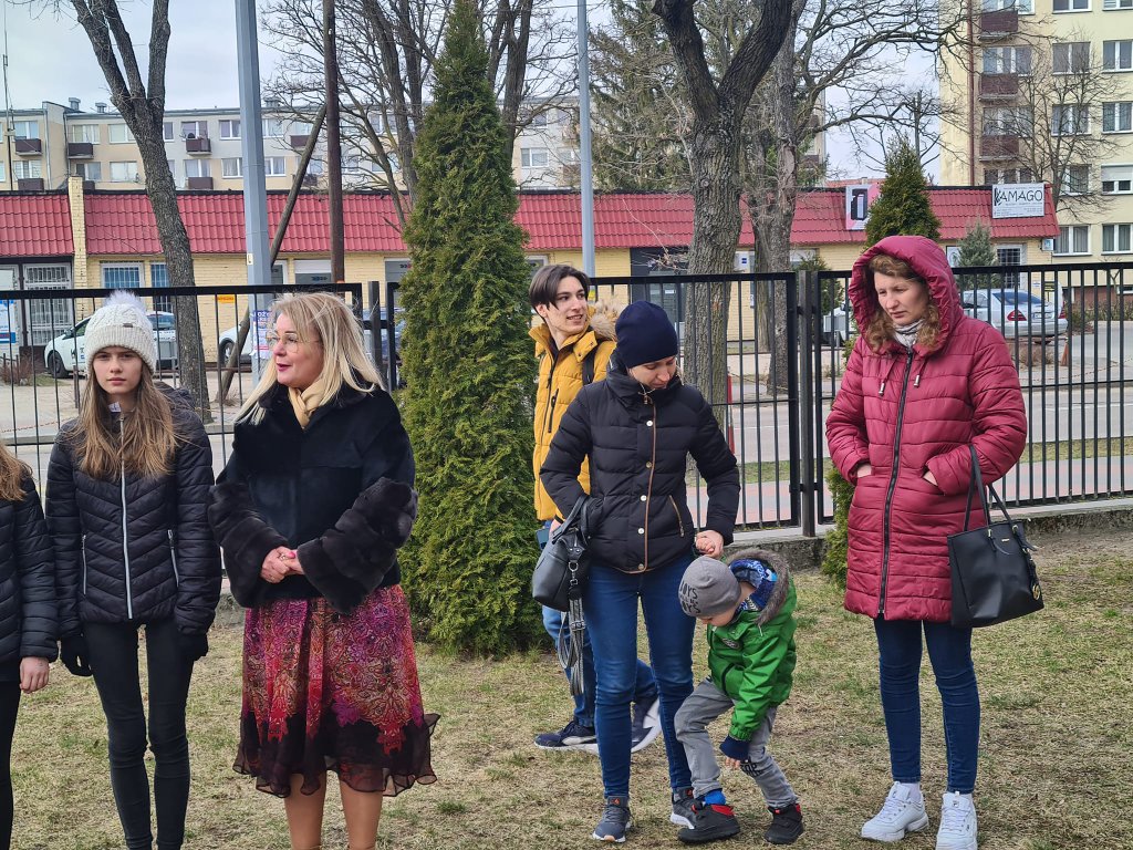 Dąb Przyjaźni Polsko-Ukraińskiej przed Szkołą Podstawową Nr 6  - zdjęcie #32 - eOstroleka.pl