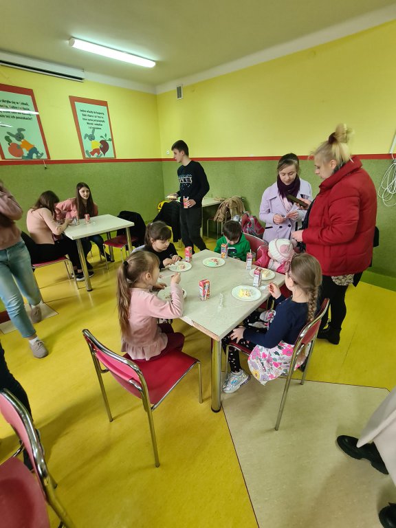 Dąb Przyjaźni Polsko-Ukraińskiej przed Szkołą Podstawową Nr 6  - zdjęcie #1 - eOstroleka.pl