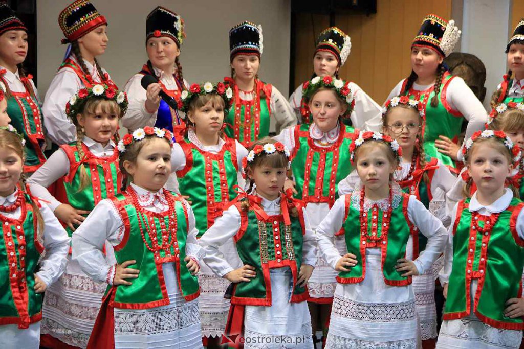 Koncert na kurpiowską nutę i przedświąteczny kiermasz w gmachu Gomulickiego [07.03.2022] - zdjęcie #54 - eOstroleka.pl