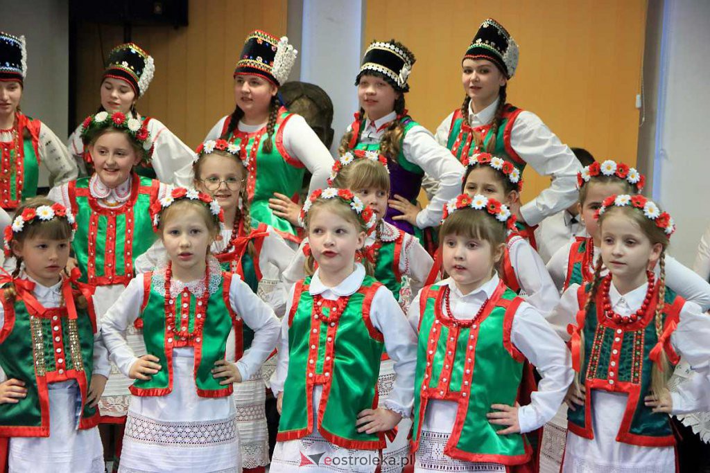 Koncert na kurpiowską nutę i przedświąteczny kiermasz w gmachu Gomulickiego [07.03.2022] - zdjęcie #53 - eOstroleka.pl