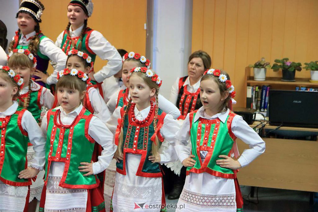 Koncert na kurpiowską nutę i przedświąteczny kiermasz w gmachu Gomulickiego [07.03.2022] - zdjęcie #52 - eOstroleka.pl