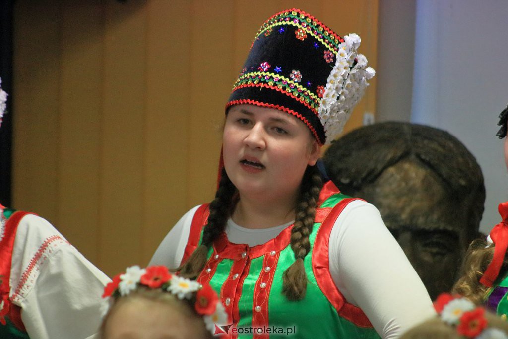 Koncert na kurpiowską nutę i przedświąteczny kiermasz w gmachu Gomulickiego [07.03.2022] - zdjęcie #24 - eOstroleka.pl