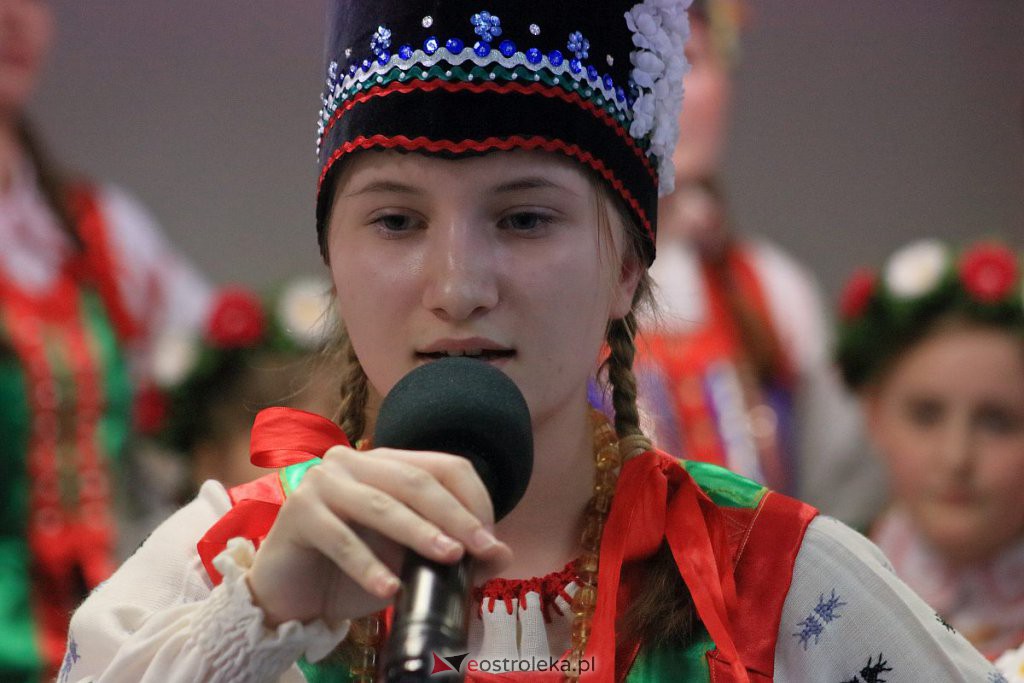 Koncert na kurpiowską nutę i przedświąteczny kiermasz w gmachu Gomulickiego [07.03.2022] - zdjęcie #21 - eOstroleka.pl