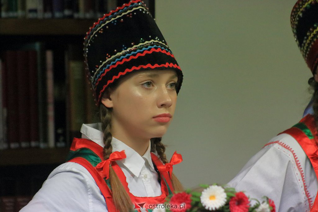 Koncert na kurpiowską nutę i przedświąteczny kiermasz w gmachu Gomulickiego [07.03.2022] - zdjęcie #12 - eOstroleka.pl