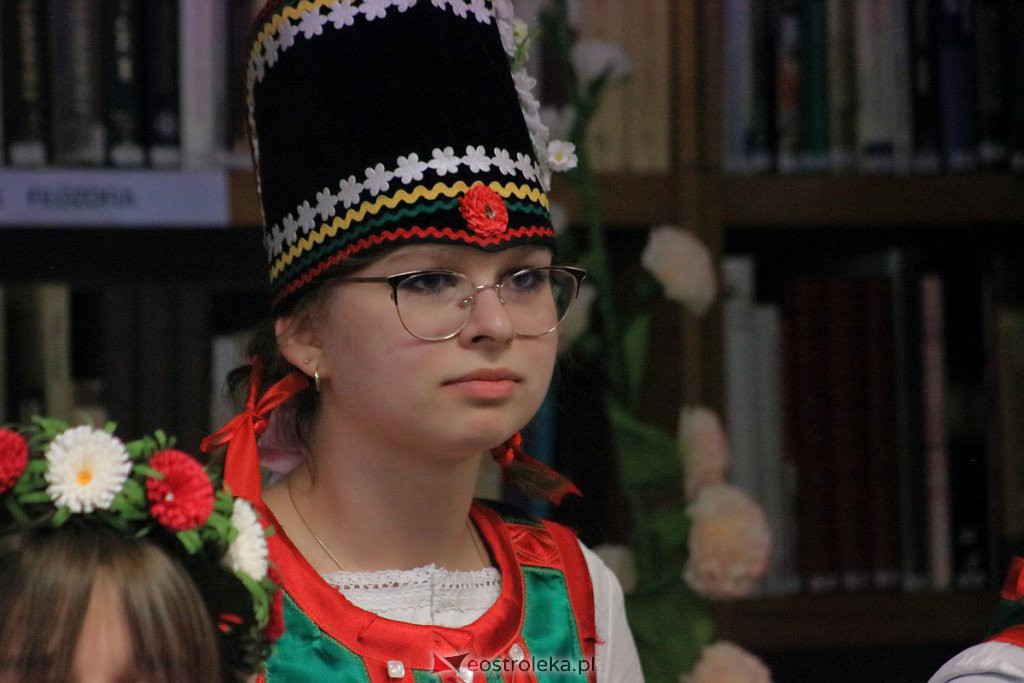 Koncert na kurpiowską nutę i przedświąteczny kiermasz w gmachu Gomulickiego [07.03.2022] - zdjęcie #11 - eOstroleka.pl