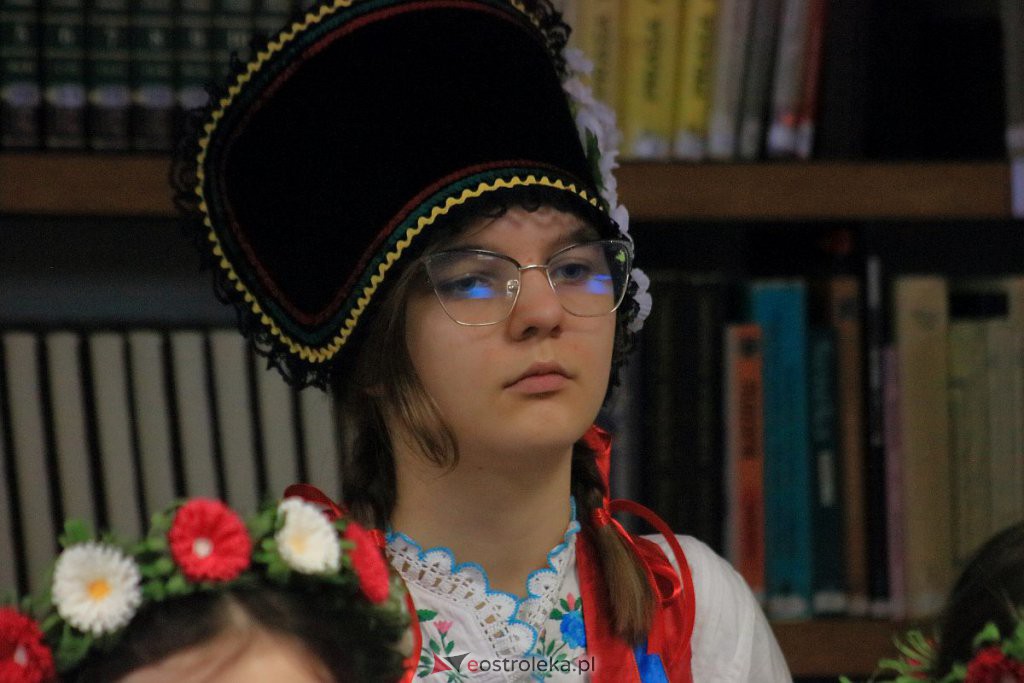 Koncert na kurpiowską nutę i przedświąteczny kiermasz w gmachu Gomulickiego [07.03.2022] - zdjęcie #10 - eOstroleka.pl