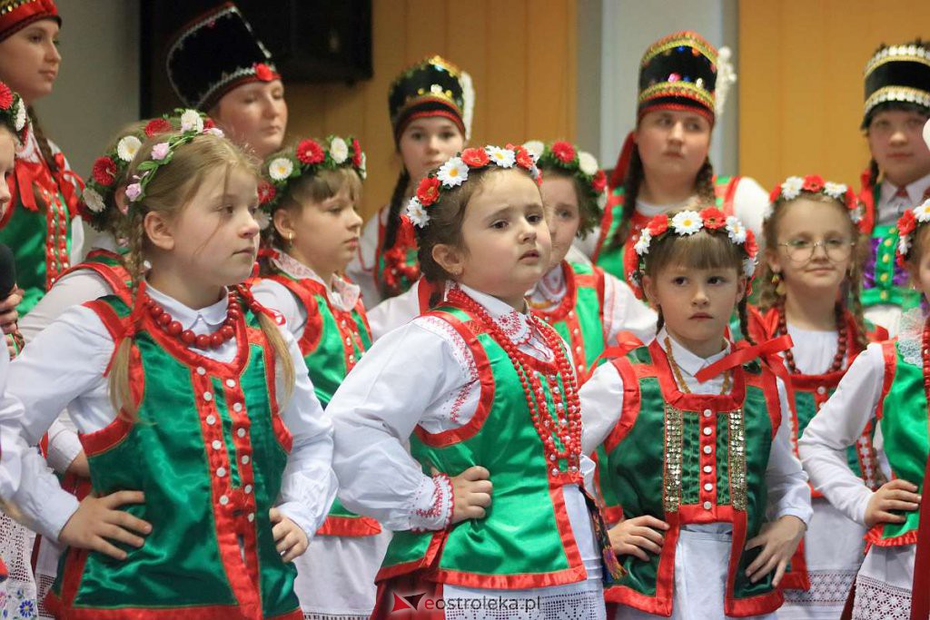 Koncert na kurpiowską nutę i przedświąteczny kiermasz w gmachu Gomulickiego [07.03.2022] - zdjęcie #7 - eOstroleka.pl