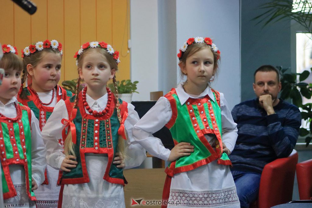 Koncert na kurpiowską nutę i przedświąteczny kiermasz w gmachu Gomulickiego [07.03.2022] - zdjęcie #5 - eOstroleka.pl