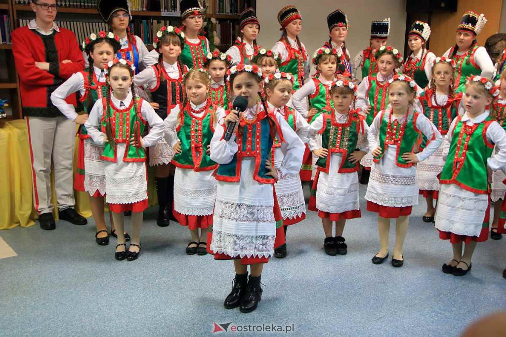 Koncert na kurpiowską nutę i przedświąteczny kiermasz w gmachu Gomulickiego [07.03.2022] - zdjęcie #3 - eOstroleka.pl