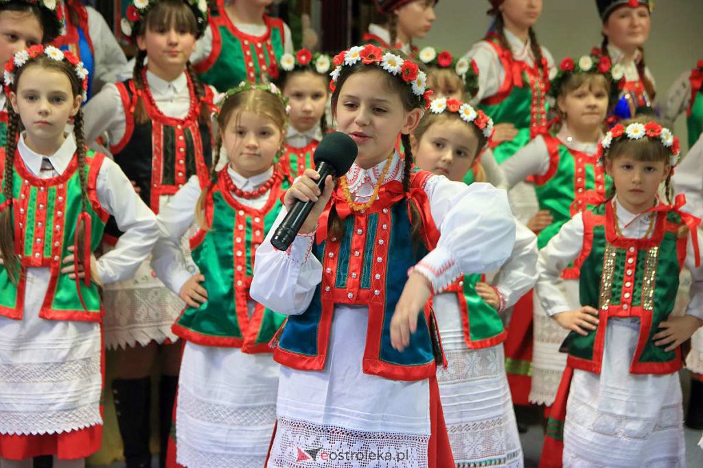 Koncert na kurpiowską nutę i przedświąteczny kiermasz w gmachu Gomulickiego [07.03.2022] - zdjęcie #2 - eOstroleka.pl