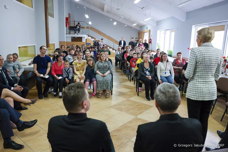 Pierwsza Dama z wizytą w naszym regionie. Spotkała się z uchodźcami z Ukrainy [08.04.2022] - zdjęcie #18 - eOstroleka.pl