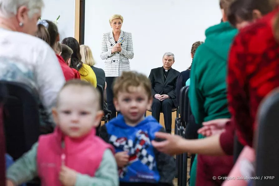 Pierwsza Dama z wizytą w naszym regionie. Spotkała się z uchodźcami z Ukrainy [08.04.2022] - zdjęcie #17 - eOstroleka.pl