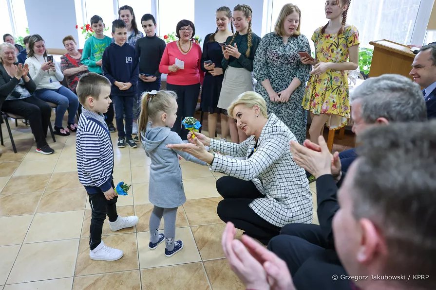 Pierwsza Dama z wizytą w naszym regionie. Spotkała się z uchodźcami z Ukrainy [08.04.2022] - zdjęcie #4 - eOstroleka.pl