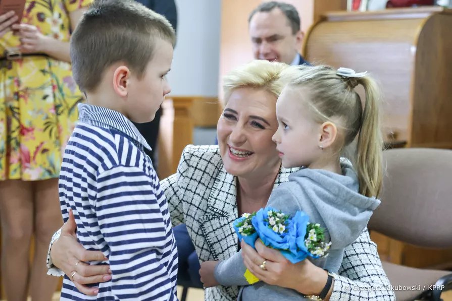 Pierwsza Dama z wizytą w naszym regionie. Spotkała się z uchodźcami z Ukrainy [08.04.2022] - zdjęcie #14 - eOstroleka.pl