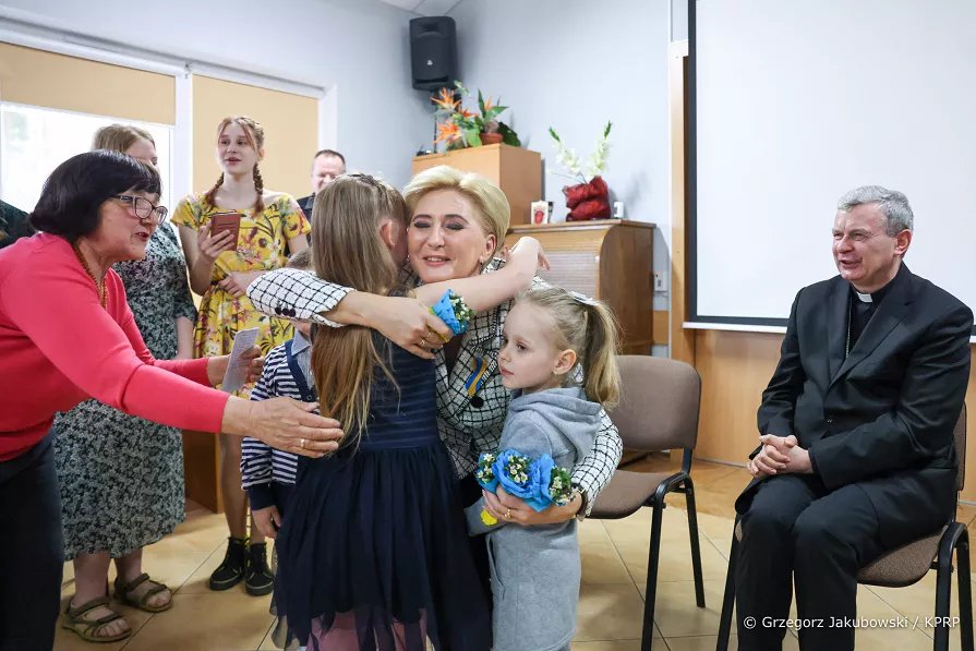 Pierwsza Dama z wizytą w naszym regionie. Spotkała się z uchodźcami z Ukrainy [08.04.2022] - zdjęcie #13 - eOstroleka.pl