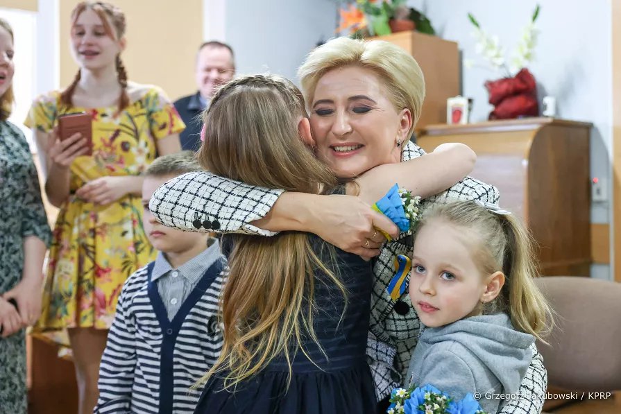 Pierwsza Dama z wizytą w naszym regionie. Spotkała się z uchodźcami z Ukrainy [08.04.2022] - zdjęcie #7 - eOstroleka.pl