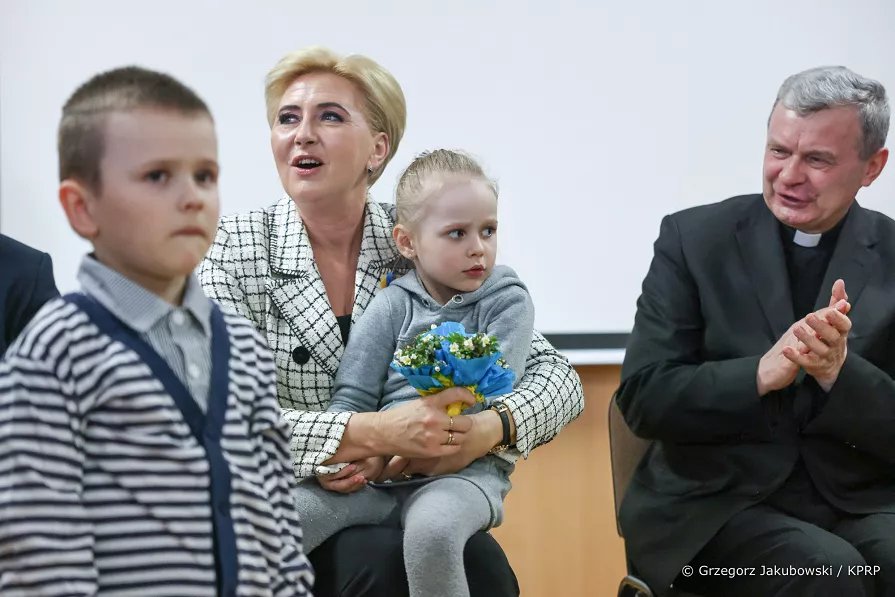 Pierwsza Dama z wizytą w naszym regionie. Spotkała się z uchodźcami z Ukrainy [08.04.2022] - zdjęcie #11 - eOstroleka.pl
