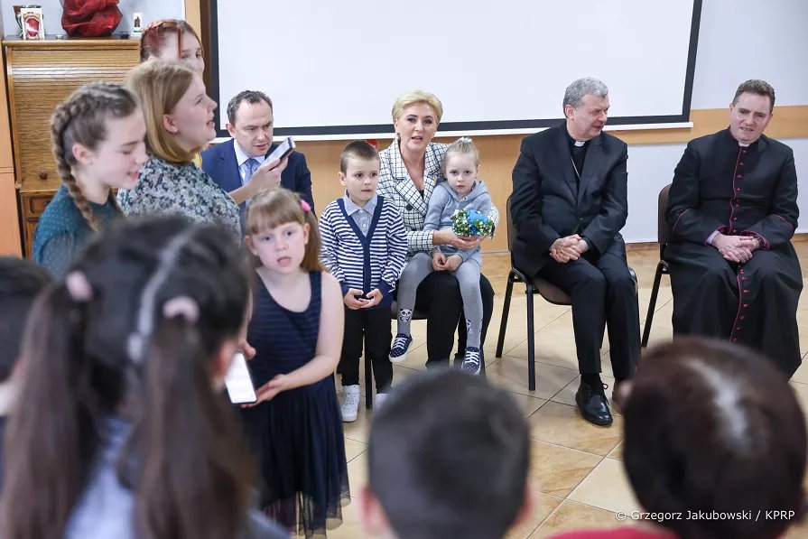 Pierwsza Dama z wizytą w naszym regionie. Spotkała się z uchodźcami z Ukrainy [08.04.2022] - zdjęcie #9 - eOstroleka.pl