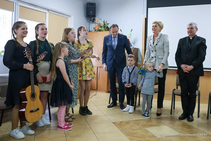 Pierwsza Dama z wizytą w naszym regionie. Spotkała się z uchodźcami z Ukrainy [08.04.2022] - zdjęcie #8 - eOstroleka.pl